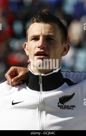 Tommy Smith della Nuova Zelanda canta il loro inno nazionale. Foto Stock