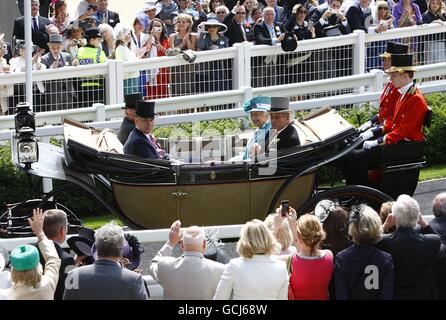 S.A.R. la regina Elisabetta ll e il duca del principe di Edimburgo Philip frequenta Royal Ascot Foto Stock