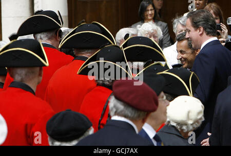 Il presidente francese Nicolas Sarkozy, seconda destra, e il primo ministro britannico David Cameron, destra, incontrano i partecipanti di una cerimonia durante la loro visita al Royal Hospital Chelsea a Londra, venerdì 18 giugno 2010. Sarkozy è in visita a Londra venerdì per celebrare il 70° anniversario dell'appello radiofonico del generale de Gaulle da Londra alla popolazione francese, per resistere all'occupazione tedesca della Francia durante la seconda guerra mondiale Foto Stock