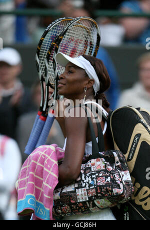 Tennis - 2010 Wimbledon Championships - Day One - The All England Lawn Tennis and Croquet Club. La Venus Williams degli Stati Uniti celebra la sua uscita dal tribunale dopo aver battuto la Rossana De Los Rios del Paraguay Foto Stock