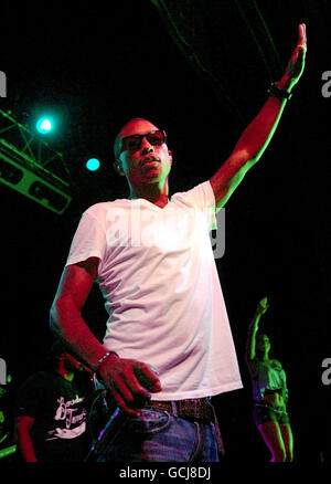 N.E.R.D all'HMV Forum - Londra. Pharrell Williams di N.E.R.D si esibisce sul palco presso l'HMV Forum di Kentish Town, North London. Foto Stock