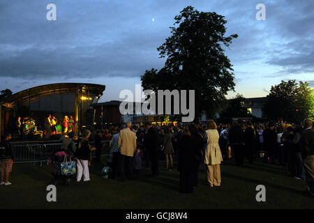 Corse di cavalli - Lingfield Racing and Music Night - Lingfield Park Racecourse. Abba Inferno si esibirà per i fan dopo la corsa all'ippodromo di Lingfield Foto Stock