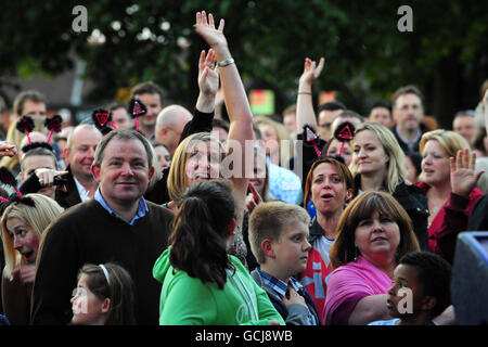 I Racegoers apprezzano l'atmosfera mentre Abba Inferno si esibiscono per i fan Dopo le corse al Lingfield Racecourse Foto Stock