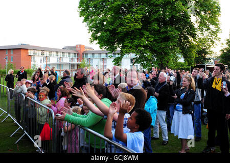 I Racegoers apprezzano l'atmosfera mentre Abba Inferno si esibiscono per i fan Dopo le corse al Lingfield Racecourse Foto Stock