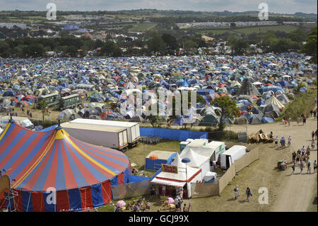 Una visione generale del luogo del festival il giorno in cui la musica inizia al Festival di Glastonbury 2010, il 40 ° anniversario della manifestazione, presso Worthy Farm, Pilton, Somerset. Foto Stock