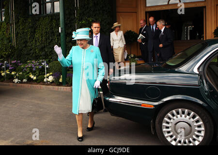 Tennis - 2010 Wimbledon Championships - Day Four - The All England Lawn Tennis and Croquet Club. La regina Elisabetta II lascia il Wimbledon Lawn Tennis Championships il giorno 4 presso l'All England Lawn Tennis and Croquet Club di Londra. Foto Stock