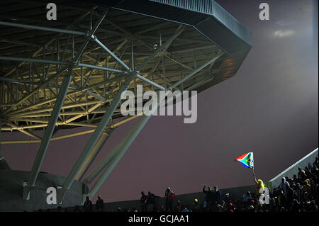 Calcio - Coppa del mondo FIFA Sud Africa 2010 - Gruppo F - Paraguay v Nuova Zelanda - Stadio Peter Mokaba. Un fan negli stand ondeggia una bandiera sudafricana Foto Stock