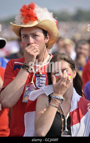 I festaioli guardano la partita della Coppa del mondo d'Inghilterra contro la Germania su un grande schermo durante il Festival di Glastonbury 2010 presso la Worthy Farm di Pilton, Somerset. Foto Stock