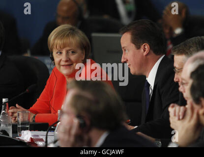 Il primo ministro David Cameron, (destra), Cancelliere tedesco Angela Merkel, (sinistra), partecipa alla sessione di apertura del vertice delle nazioni del G20 a Toronto, Canada. Foto Stock