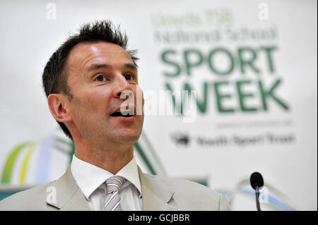 Il segretario alla cultura Jeremy Hunt parla al City of London Academy Sports Center per annunciare la National School Sport Week. Foto Stock