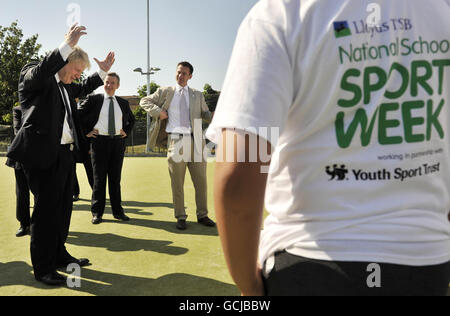 Il sindaco di Londra Boris Johnson (a sinistra), il segretario delle scuole Michael Gove (al centro) e il segretario alla cultura Jeremy Hunt parlano agli studenti della sconfitta della Coppa del mondo d'Inghilterra, presso il City of London Academy Sports Center per annunciare la National School Sport Week. Foto Stock