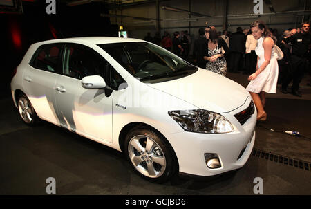 La Toyota Auris Hybrid Synergy Drive (HSD) auto come è presentato presso la società Burnaston stabilimento vicino Derby. È il primo veicolo ibrido completo prodotto in Europa. Foto Stock