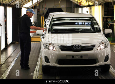 Un'auto Toyota Auris Hybrid Synergy Drive (HSD) passa attraverso l'ispezione finale come viene svelata presso lo stabilimento di Burnaston della società vicino a Derby. È il primo veicolo ibrido completo prodotto in Europa. Foto Stock