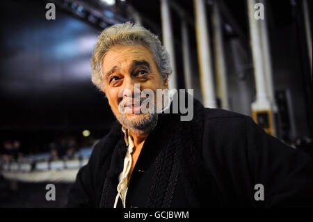 Il backstage di Placido Domingo dopo aver suonato nel Simon Boccanegra di Verdi al Royal Opera House di Londra, il suo 225° spettacolo nel famoso locale. Il tenore spagnolo cantò in barritone, come richiesto dal ruolo. Foto Stock