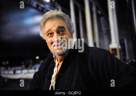 Placido Domingo dopo, dopo aver suonato nel Simon Boccanegra di Verdi alla Royal Opera House di Londra, la sua 225° esibizione presso la famosa sede. Il tenore spagnolo cantò in barritone, come richiesto dal ruolo. PREMERE ASSOCIAZIONE foto. Data immagine: Martedì 29 giugno 2010. Il credito fotografico dovrebbe essere: Fiona Hanson/PA Wire Foto Stock