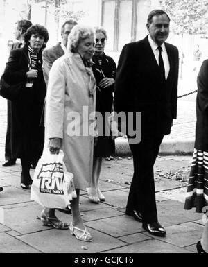 Cricket - Memorial Service per l'ex cricketer Middlesex e Inghilterra Bill Edrich - St Clement Dane's, Strand - Londra. L'ex cricketer del Kent e dell'Inghilterra Colin Cowdrey insieme ad altri membri della congregazione arriva per il servizio commemorativo Foto Stock