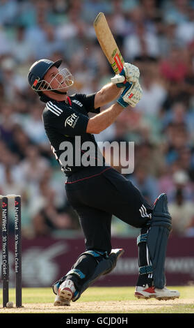 Cricket - NatWest Series - Fourth One Day International - Inghilterra / Australia - The Brit Oval. Andrew Strauss, in Inghilterra, pipistrela durante il quarto Natwest One Day International al Brit Oval, Londra. Foto Stock