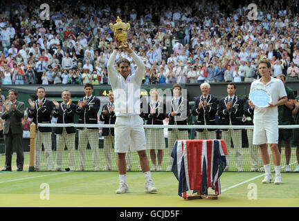 Il spagnolo Rafael Nadal festeggia la vittoria su Tomas Berdych (a destra) della Repubblica Ceca durante la finale di Mens Singles il tredici giorni dei Campionati Wimbledon 2010 presso l'All England Lawn Tennis Club di Wimbledon. Foto Stock