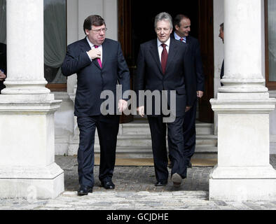 Taoiseach Brian Cowen (a sinistra) saluta il primo ministro dell'Irlanda del Nord Peter Robinson alla decima riunione plenaria del consiglio ministeriale Nord-Sud presso la Farmleigh House di Dublino. Foto Stock