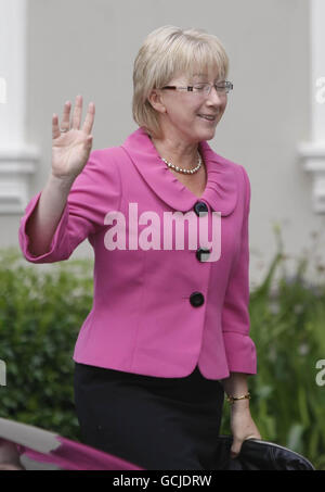 Il Ministro della Cultura Mary Hanafin arriva alla decima riunione plenaria del consiglio ministeriale Nord-Sud presso la Farmleigh House di Dublino. Foto Stock