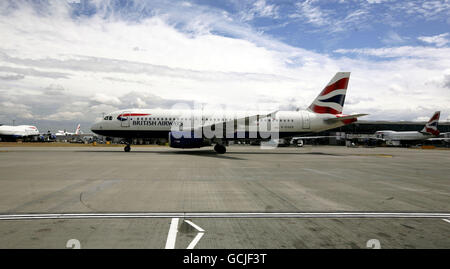 Un taxi aereo della British Airways vicino al Terminal 5 dell'Aeroporto di Heathrow, Middlesex. Foto Stock