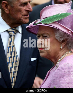 La Regina Elisabetta II della Gran Bretagna accompagnata dal Duca di Edimburgo durante una visita ai Giardini Botanici reali di Edimburgo. Foto Stock