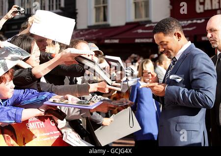 Will Smith firma autografi per i tifosi mentre arriva per il Gran Bretagna Gala Premiere del Karate Kid, presso l'Odeon West End, Leicester Square, Londra. Foto Stock