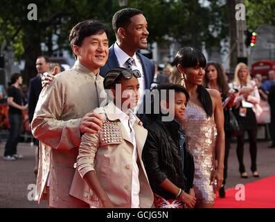 (Da sinistra a destra) Jackie Chan, Jaden Smith, Will Smith, Willow Smith e Jada Pinkett-Smith arrivano per la prima Gala britannica del Karate Kid, all'Odeon West End, Leicester Square, Londra. Foto Stock