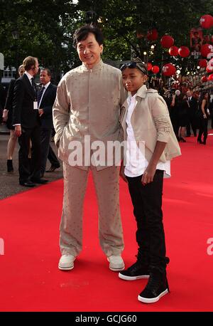 Jackie Chan (a sinistra) e Jaden Smith (a destra) in arrivo per il Gran Bretagna Gala Premiere del Karate Kid, all'Odeon West End, Leicester Square, Londra. Foto Stock