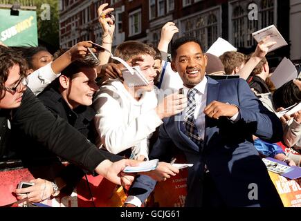 Will Smith firma autografi per i tifosi mentre arriva per il Gran Bretagna Gala Premiere del Karate Kid, presso l'Odeon West End, Leicester Square, Londra. Foto Stock