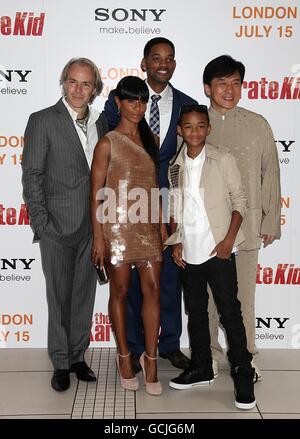 (Da sinistra a destra) Harald Zwart, Jada Pinkett-Smith, Will Smith, Jaden Smith e Jackie Chan in arrivo per la prima Gala britannica del Karate Kid, all'Odeon West End, Leicester Square, Londra. Foto Stock