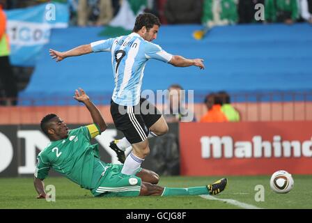 Calcio - Coppa del mondo FIFA Sud Africa 2010 - Gruppo B - Argentina / Nigeria - Ellis Park. Joseph Yobo (a sinistra) della Nigeria sfida Gonzalo Higuain argentino (a destra). Foto Stock