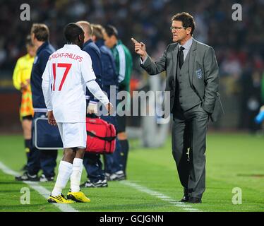 Il manager inglese Fabio Capello dà intsructions a Shaun Wright-Phillips sulla linea di contatto. Foto Stock