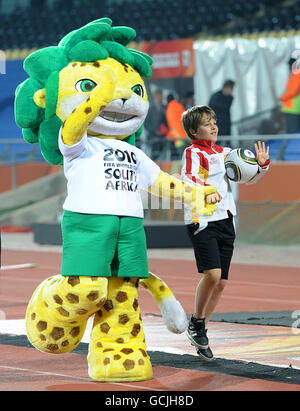 Calcio - Coppa del mondo FIFA Sud Africa 2010 - Gruppo C - Inghilterra / USA - Royal Bafokeng Stadium. La mascotte della tazza del mondo Zakumi balla con una mascotte Foto Stock