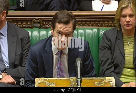 Il Cancelliere George Osborne dopo aver risposto a una domanda d'urgenza sulla regolamentazione dei servizi finanziari alla Camera del Parlamento di Londra. Foto Stock