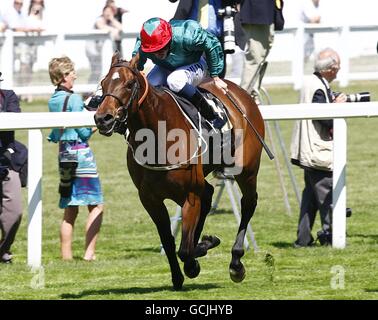 Rinfall guidato da Ryan Moore vince la maglia Stakes da Red Jazz guidato da Michael Hills al Royal Ascot Foto Stock