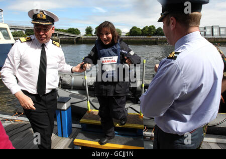 Il presentatore della TV Lorraine Kelly dal fiume Clyde mentre lei aiuta a promuovere il giorno delle forze armate, ha regolato fuori da RAF Leuchars a Fife, volando dall'elicottero della Marina reale al cantiere navale di Scotstoun a Glasgow. Foto Stock