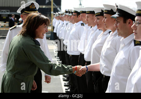 La presentatrice della TV Lorraine Kelly incontra l'equipaggio di HMS Diamond sul ponte di volo della Marina Type 45 Destroyer come lei aiuta a promuovere l'Armed Forces Day, ha partì da RAF Leuchars a Fife, volando con l'elicottero Royal Navy al cantiere navale Scotstoun a Glasgow. Foto Stock