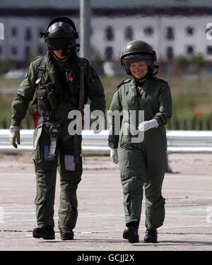 Il presentatore della TV Lorraine Kelly (a destra) aiuta a promuovere il giorno delle forze armate, ha regolato fuori da RAF Leuchars a Fife, volando dall'elicottero della Marina reale al cantiere navale di Scotstoun a Glasgow. Foto Stock