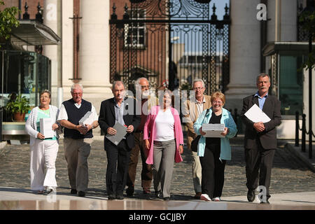 Kay Duddy (fratello Jackie Duddy ucciso), Leo Young (fratello John Young ucciso), Mickey McKinney (fratello Willie McKinney ucciso), Robin Percival (Bloody Sunday Trust), Linda Nash (di cui sono stati uccisi padre Alexander e fratello Willie Nash), Comal Mac Feely (Bloody Sunday Trust), Kate Nash (sorella di Linda) e Dudy (Fratello di Jackie Duddy ucciso) arrivano agli edifici governativi di Dublino, per incontrare il Taoiseach Brian Cowen TD e presentargli una copia del tanto atteso rapporto d'inchiesta Saville su Bloody Sunday, che è stato pubblicato ieri a Londonderry, Irlanda del Nord. Foto Stock