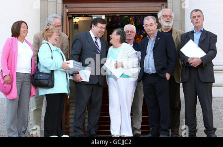 Parenti di persone uccise la Domenica di Bloody (da sinistra a destra) Linda Nash, (di cui padre Alexander e fratello Willie Nash sono stati uccisi), Comal Mac Feely (Bloody Sunday Trust), Kate Nash (sorella di Linda), Kay Duddy (fratello Jackie Duddy ucciso), Leo Young (fratello John Young ucciso), Mickey McKinney (fratello ucciso), McKinney, McKinie McKinney Robin Percival (Bloody Sunday Trust) e Jerry Duddy (fratello di Jackie Duddy ucciso) arrivano agli edifici governativi di Dublino, per incontrare il Taoiseach Brian Cowen TD (quarta a sinistra) e presentargli una copia del tanto atteso rapporto Saville Inquiry in Bloody Foto Stock