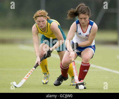 La GB Laura Unsworth (a destra) sfida con la Georgia Nanchawen australiana durante il test match presso la Altwood School di Maidenhead, Buckinghamshire. Foto Stock