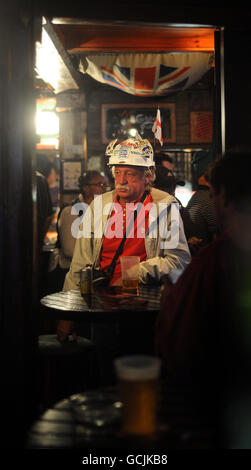 Calcio - Coppa del mondo FIFA Sud Africa 2010 - sostenitori in Sud Africa - Città del Capo. Un fan dell'Inghilterra guarda la partita dell'Inghilterra contro l'Algeria in un bar sul lungomare di Città del Capo, Sud Africa. Foto Stock