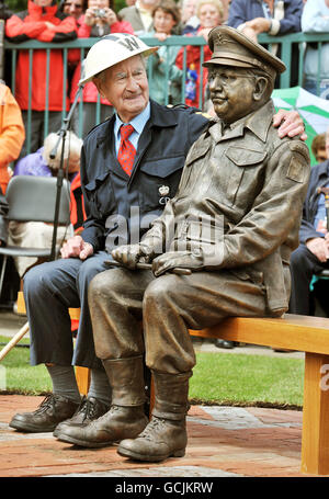 Capitano Mainwaring statua svelata Foto Stock