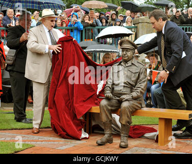 Capitano Mainwaring statua svelata Foto Stock