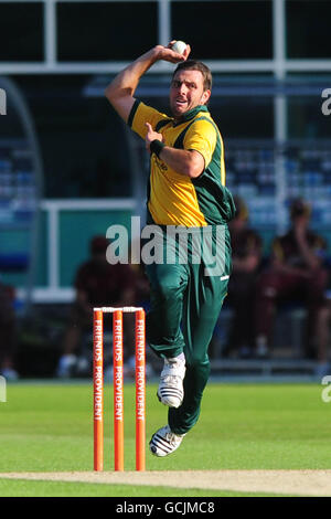 Paul Franks di Nottinghamshire Bowls durante il Provident T20 degli amici, North Group match a Trent Bridge, Nottingham. Foto Stock