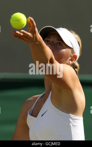 Maria Sharapova della Russia nella sua partita contro l'Anastasia Pivovarova della Russia durante il secondo giorno dei Campionati di Wimbledon 2010 al All England Lawn Tennis Club di Wimbledon. Foto Stock