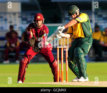 Cricket - Friends Provident Twenty20 - North Group - Nottinghamshire Outlaws / Northamptonshire Steelbacks - Trent Bridge. Matthew Wood di Nottinghamshire batte durante la partita Friends Provident T20, North Group a Trent Bridge, Nottingham. Foto Stock