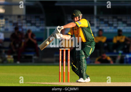 Cricket - Friends Provident Twenty20 - North Group - Nottinghamshire Outlaws / Northamptonshire Steelbacks - Trent Bridge. Matthew Wood di Nottinghamshire batte durante la partita Friends Provident T20, North Group a Trent Bridge, Nottingham. Foto Stock