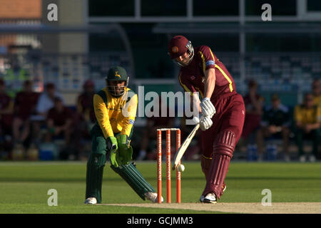 Cricket - Friends Provident Twenty20 - North Group - Nottinghamshire Outlaws / Northamptonshire Steelbacks - Trent Bridge. Adam Wakely del Northamptonshire si è recato durante la partita Friends Provident T20, North Group al Trent Bridge di Nottingham. Foto Stock